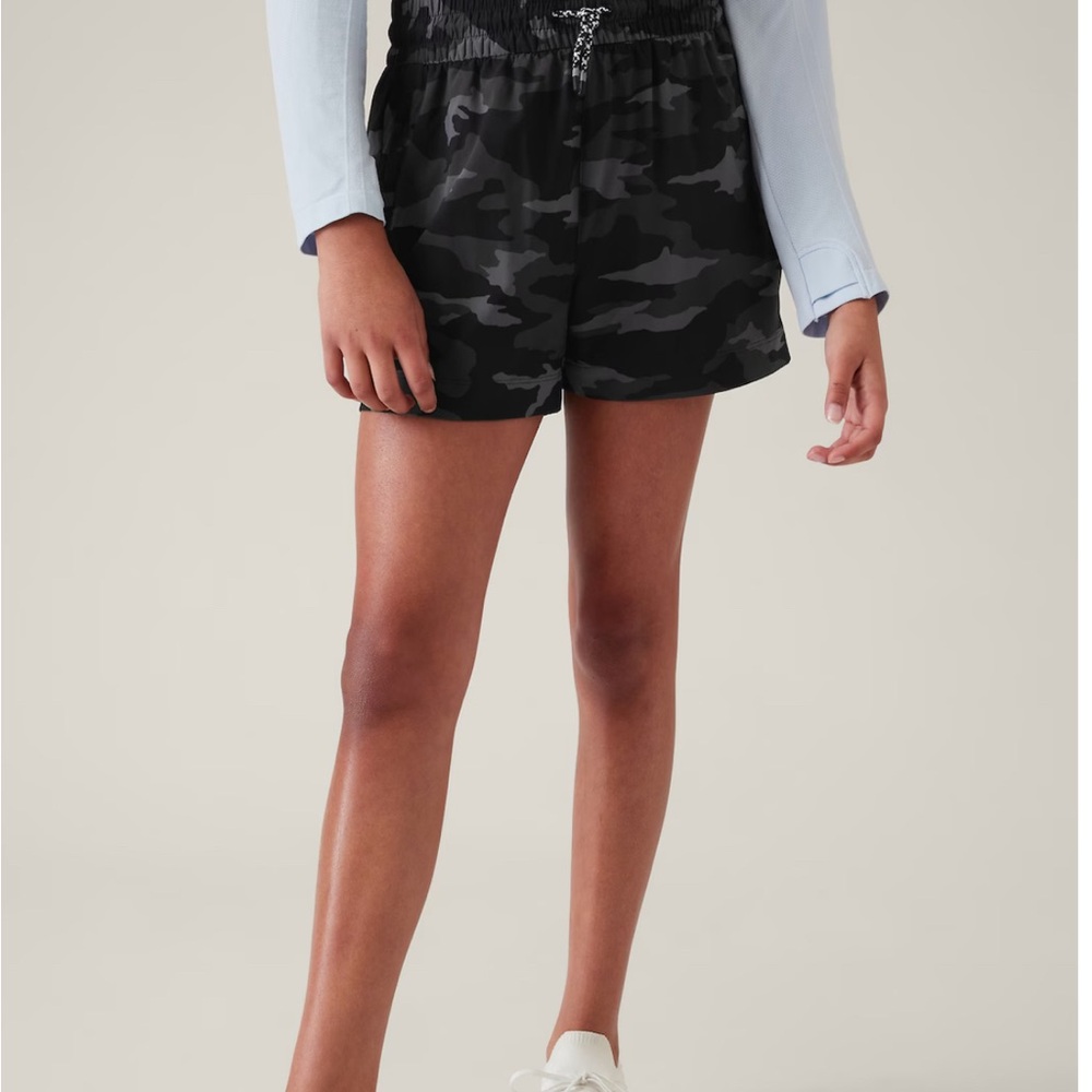 Athleta girls Large camo shorts